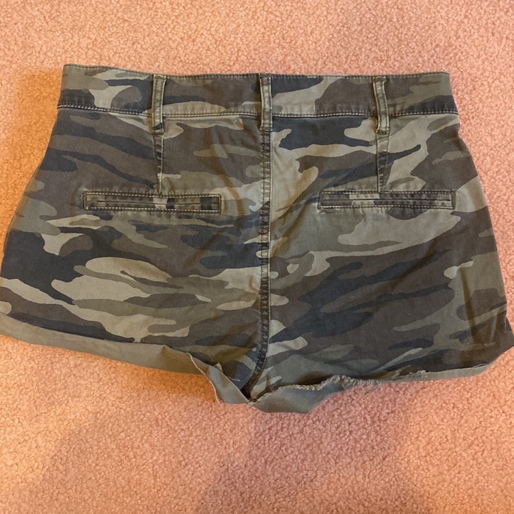EXPRESS Camo Mid Rise Cargo Shorts - Picture 5 of 7